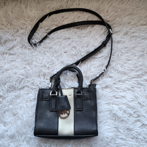 Michael Kors Black and White Crossbody Bag with Sophisticated Design - Picture 5 of 7